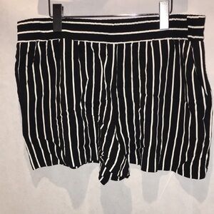 Apt 9 Black And White Striped Minimalist Shorts | 100% Rayon | Size L